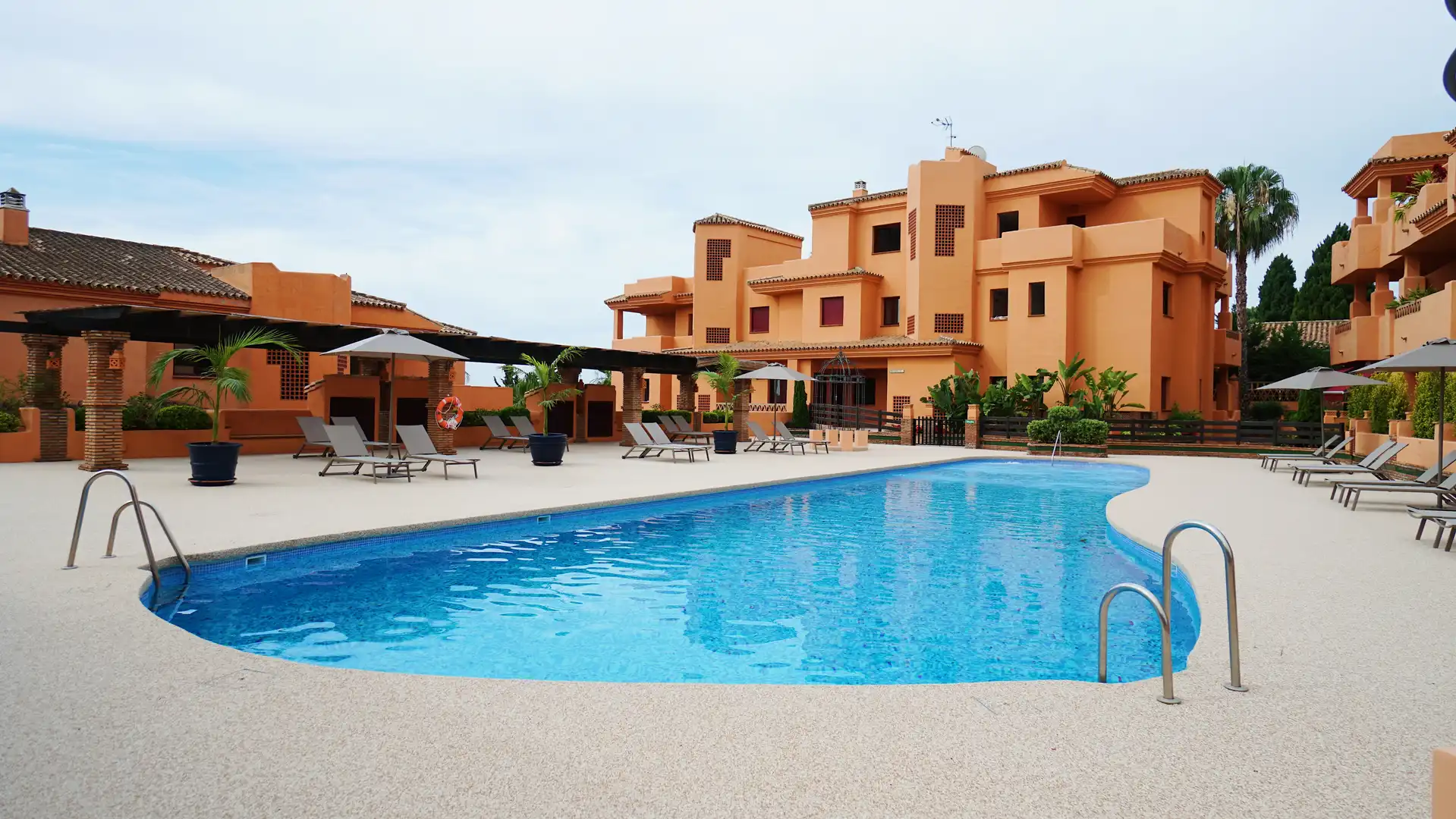 Piscina de Apartament de lloguer en Benahavís amb Aire condicionat, Moblat i Forn