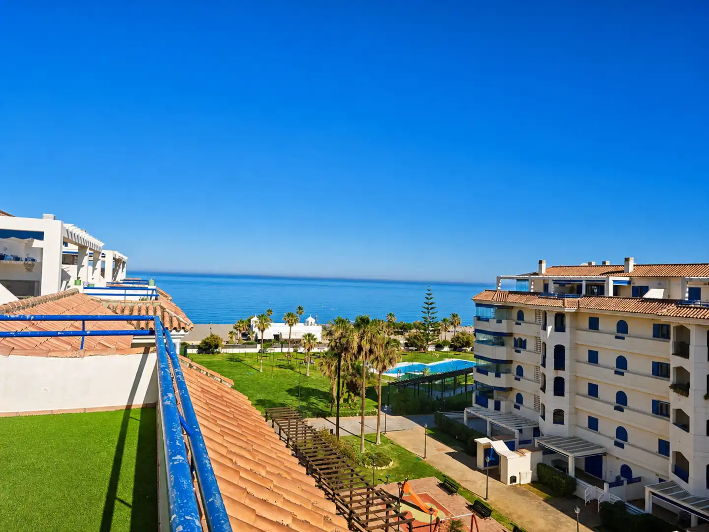 Vista exterior de Ático en venta en Manilva con Aire acondicionado, Terraza y Piscina