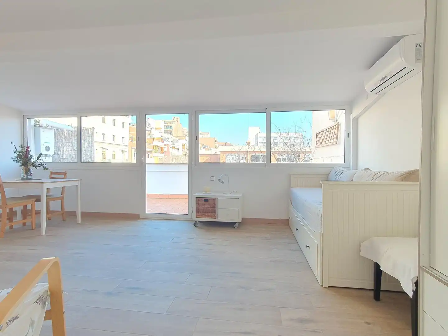 Dormitori de Estudi de lloguer en Barcelona amb Aire condicionat, Calefacció i Terrassa