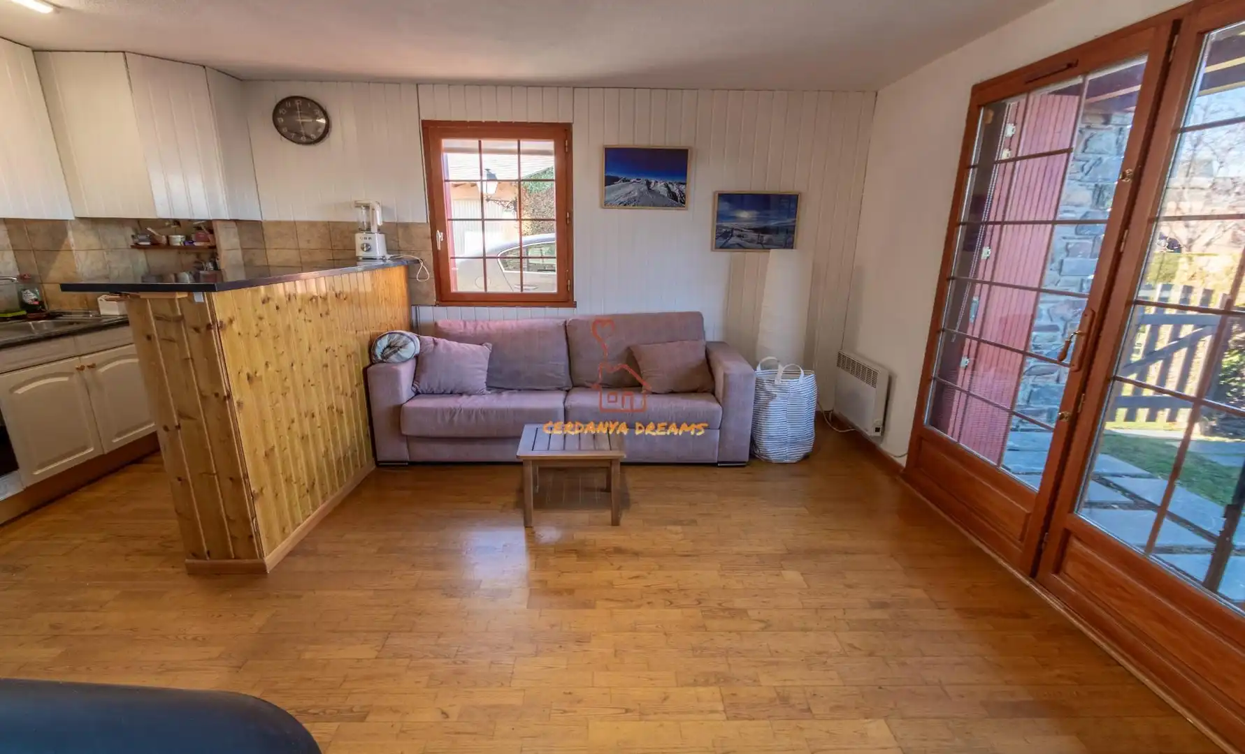 Sala de estar de Apartamento de alquiler en Sainte - Léocadie con Calefacción, Jardín privado y Parquet