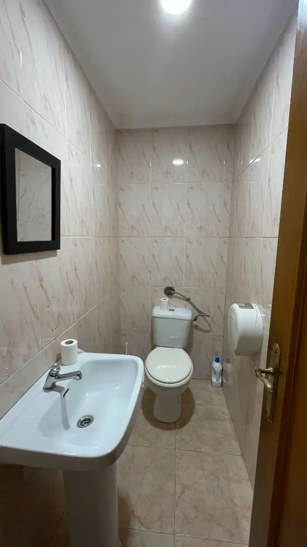 Badezimmer von Geschaftsraum zum Verkauf in Narón mit Klimaanlage, Heizung und Möbliert