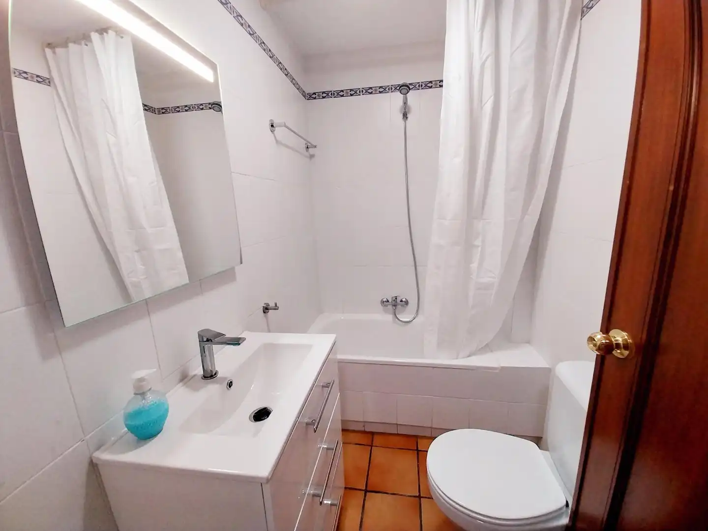 Bany de Apartament de lloguer en Mijas amb Jardí privat, Terrassa i Balcó