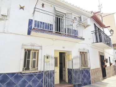 Casa aparellada amb balcó en venda a Calle Nueva