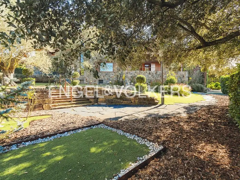Country house zum Verkauf in Seva mit Klimaanlage, Heizung und Privatgarten