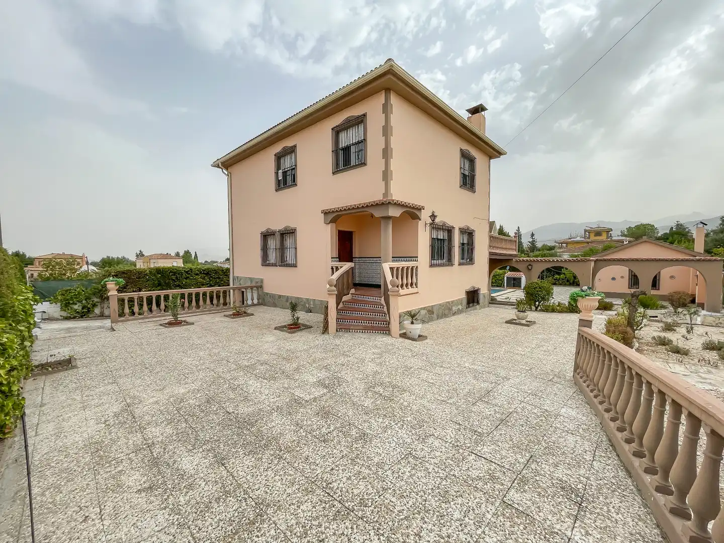 Vista exterior de Casa o xalet en venda en Villa de Otura amb Jardí privat, Terrassa i Piscina