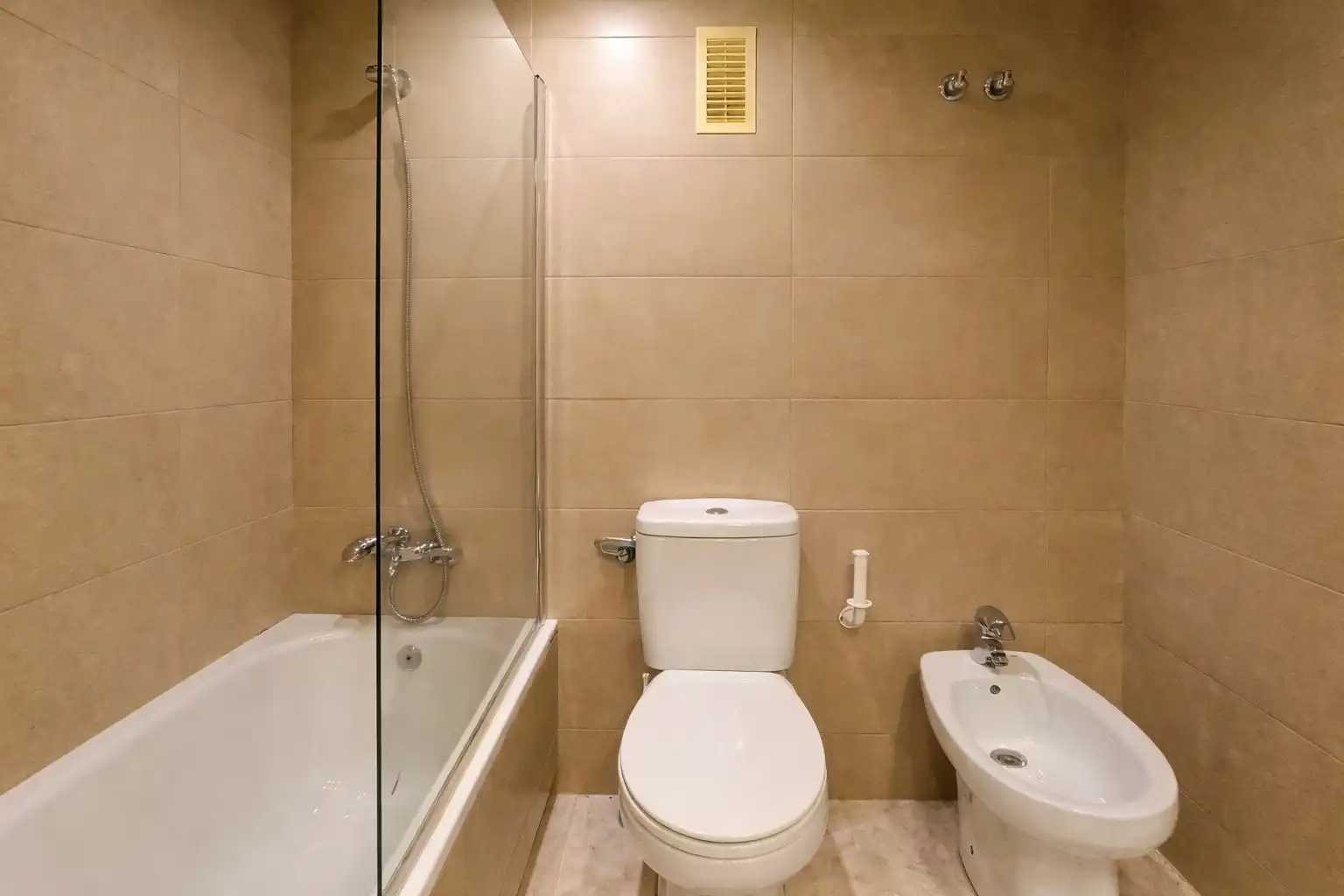 Baño de Ático en venta en Gavà con Aire acondicionado, Terraza y Trastero