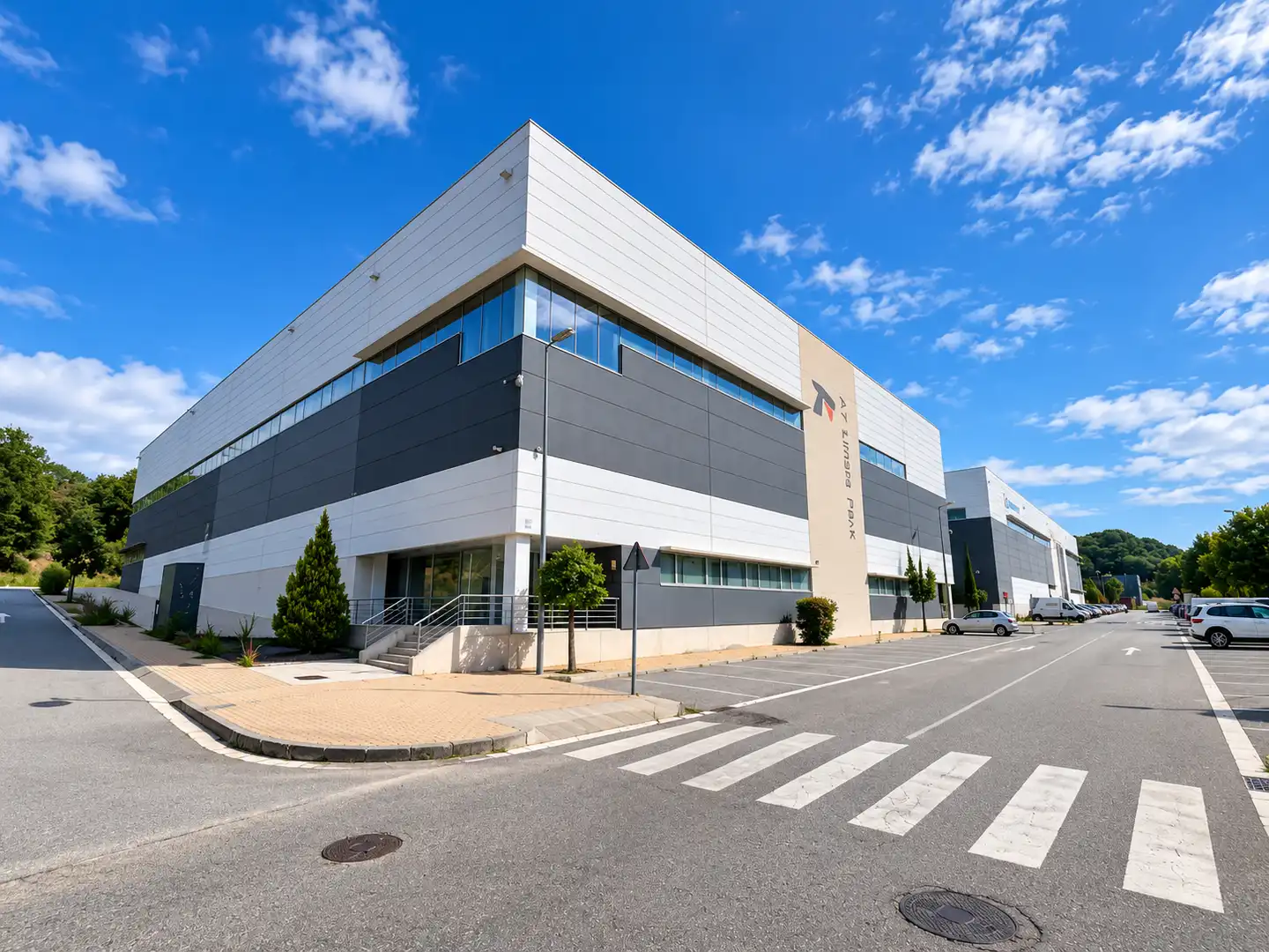 Außenansicht von Fabrikhallen zur Miete in Llinars del Vallès mit Heizung und Alarm