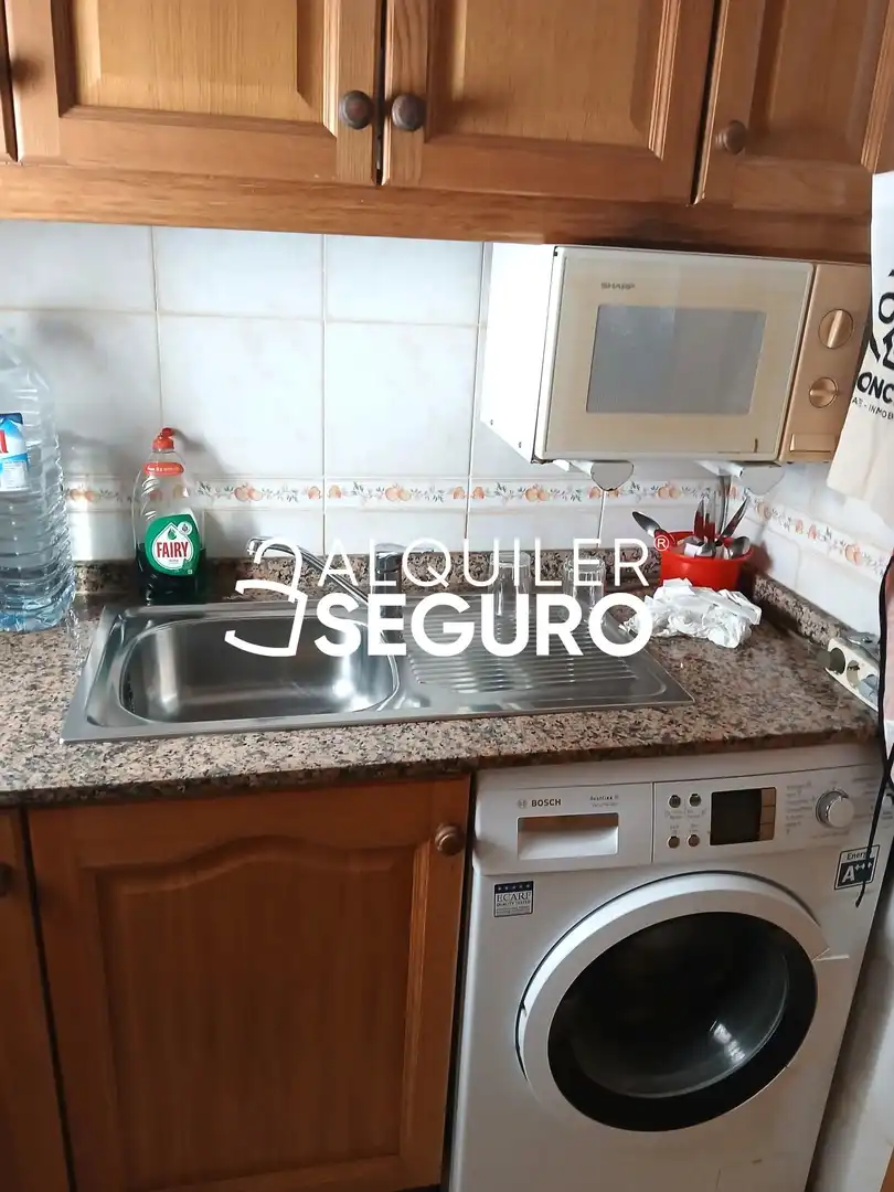 Cuina de Pis de lloguer en Guardamar del Segura amb Aire condicionat, Terrassa i Traster