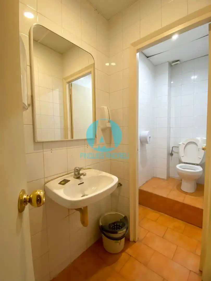 Badezimmer von Geschaftsraum zum Verkauf in Mataró mit Klimaanlage