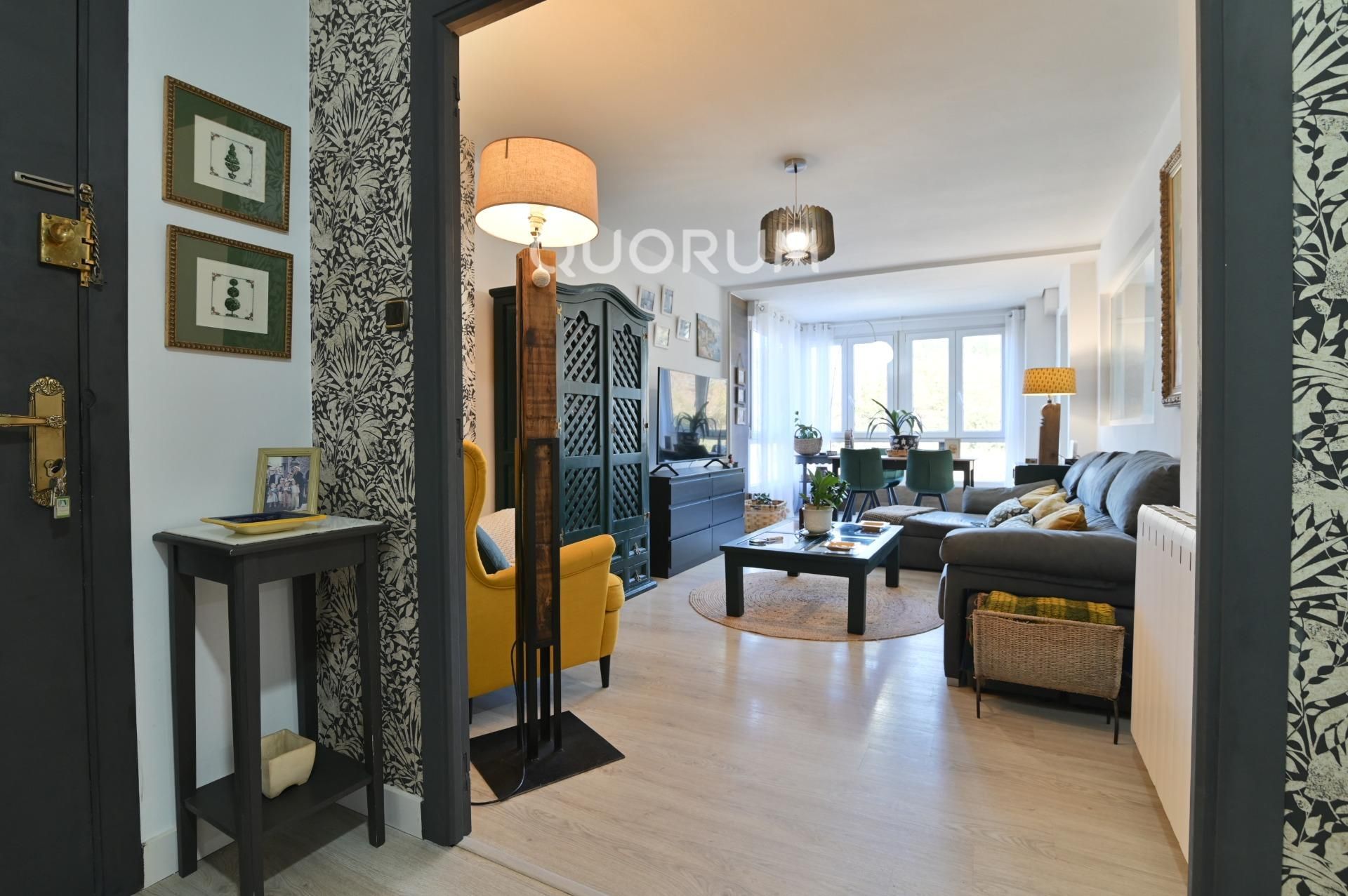 Sala d'estar de Pis en venda en Galdakao amb Calefacció i Balcó