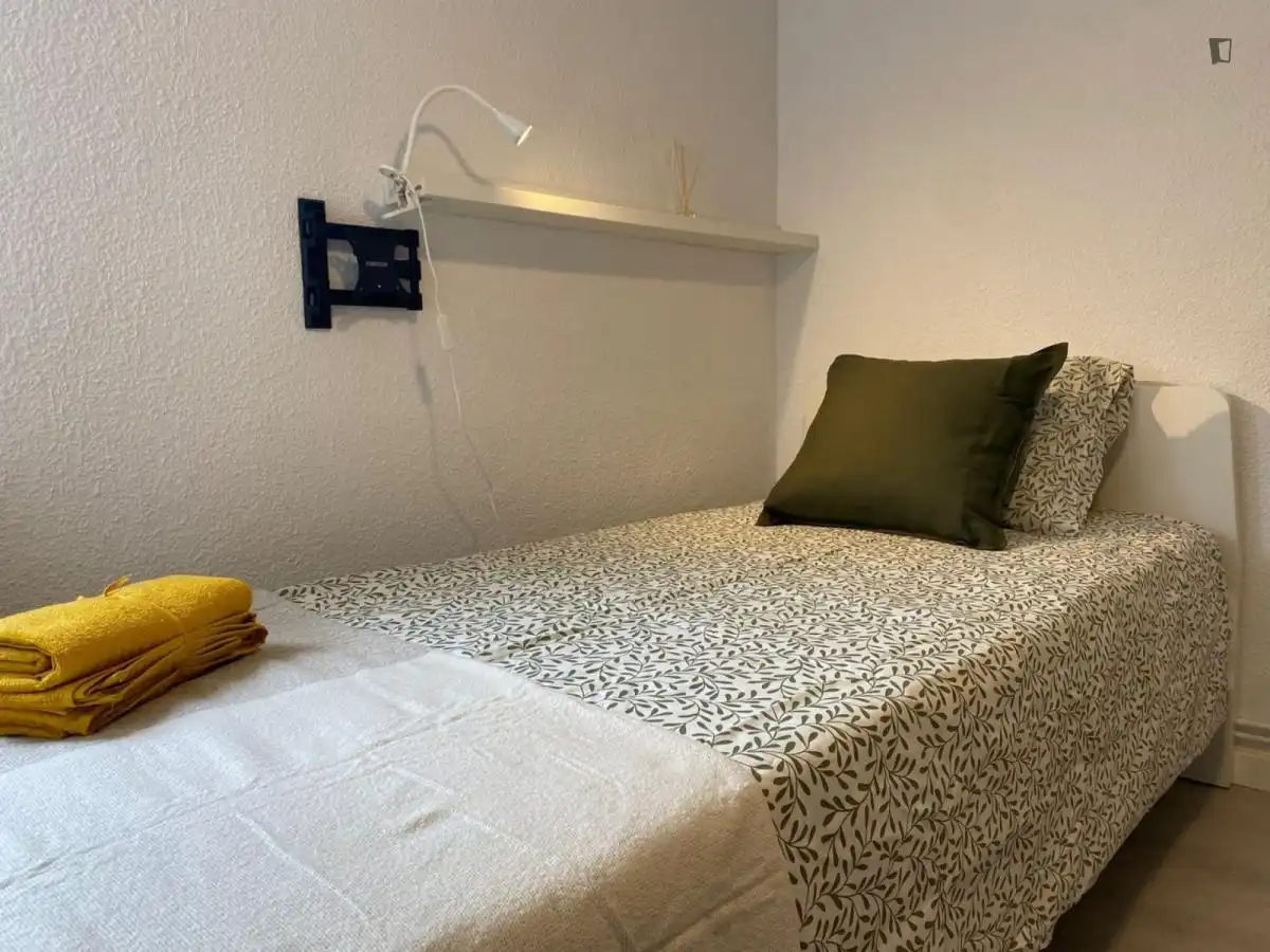 Dormitori de Apartament per a compartir en Madrid amb Calefacció, Moblat i Microones