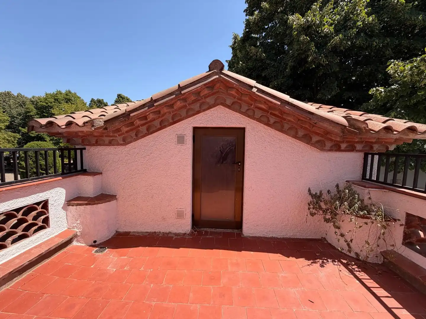 Außenansicht von Einfamilien-Reihenhaus zur Miete in Girona mit Heizung und Terrasse