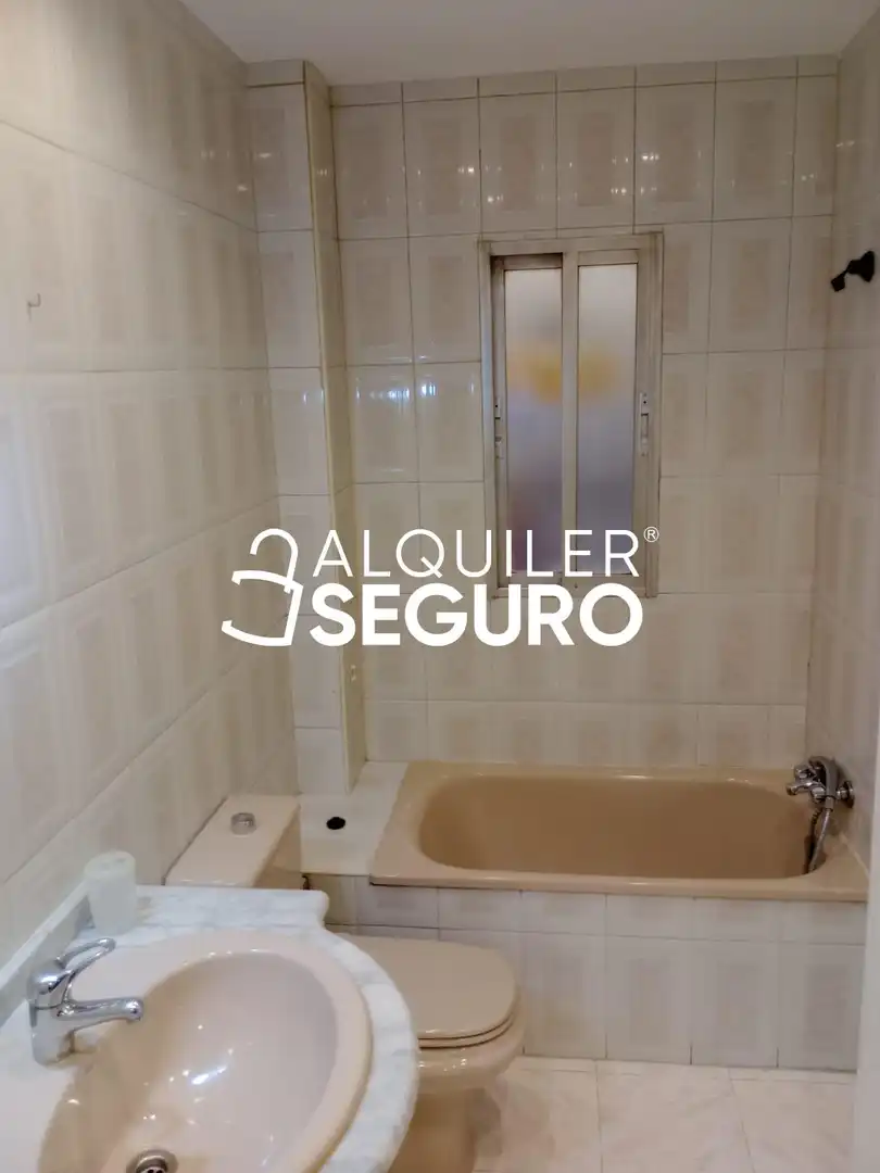 Bany de Pis de lloguer en Madrid amb Calefacció i Terrassa