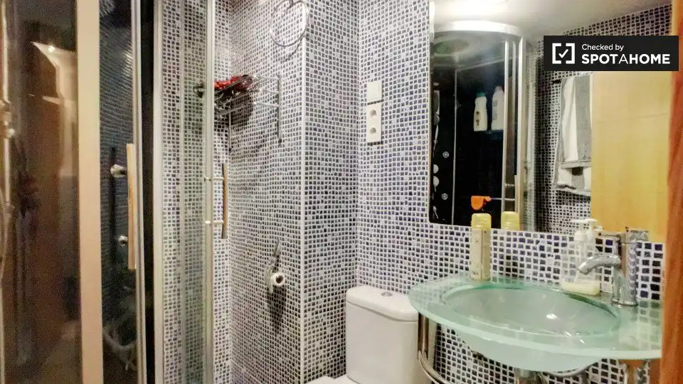 Badezimmer von Wohnung zur untervermieten in Madrid mit Klimaanlage, Heizung und Terrasse