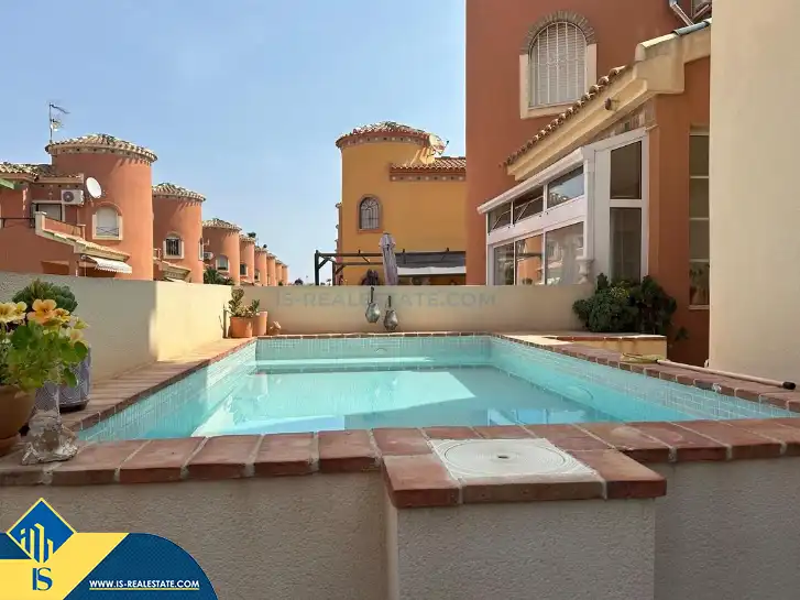 Chalet con piscina en venta en Orihuela Costa