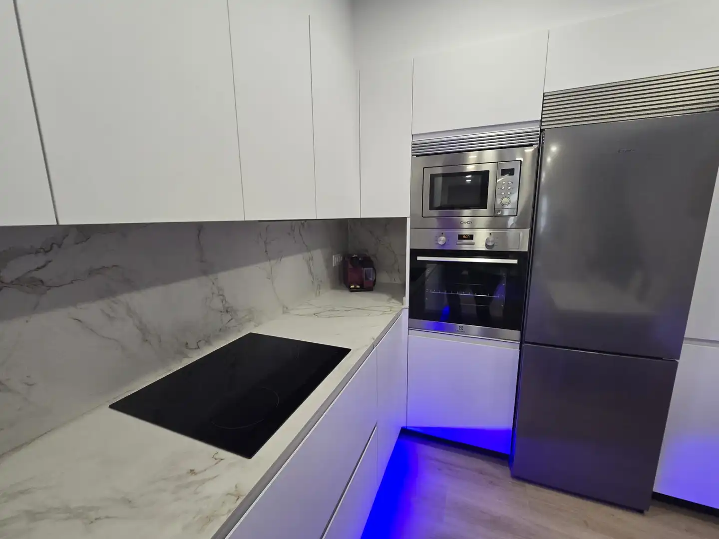 Cuina de Apartament en venda en Vigo  amb Moblat, Forn i Microones