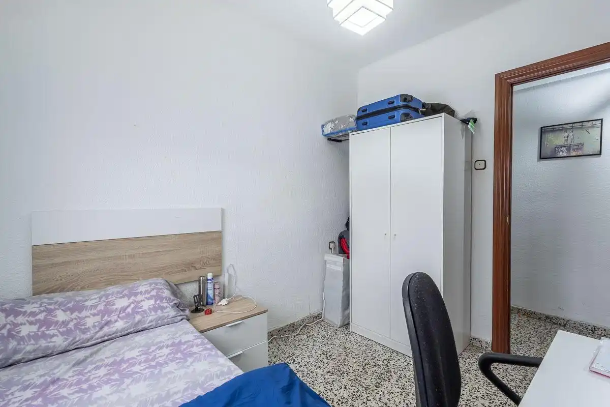 Schlafzimmer von Wohnung zum Verkauf in Granada mit Klimaanlage, Waschmaschine und Balkon