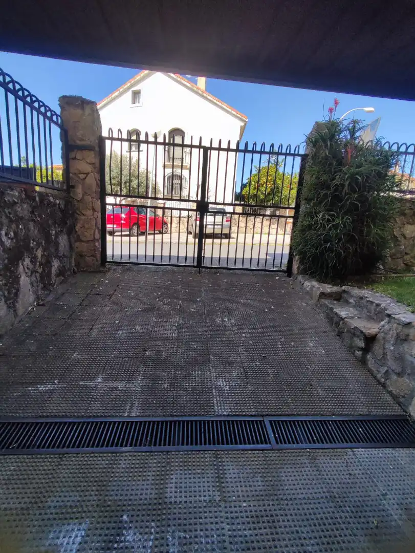 Parkplatz von Haus oder Chalet zum Verkauf in Plasencia mit Heizung, Privatgarten und Terrasse