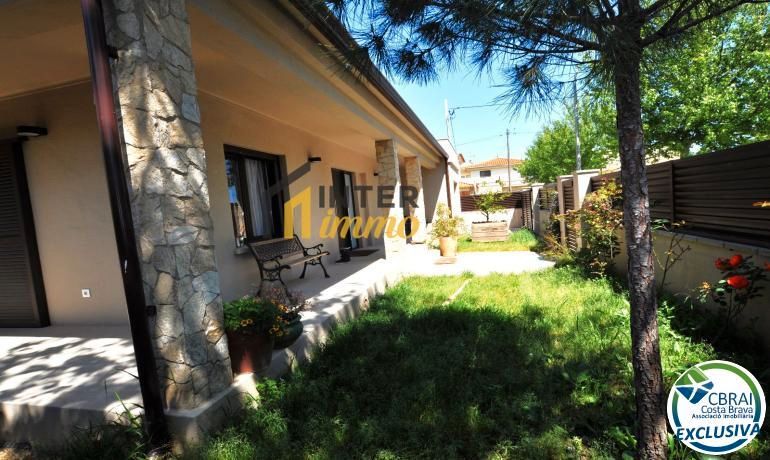Exterior view of House or chalet for sale in Sant Pere Pescador  with Air Conditioner, Private garden and Terrace