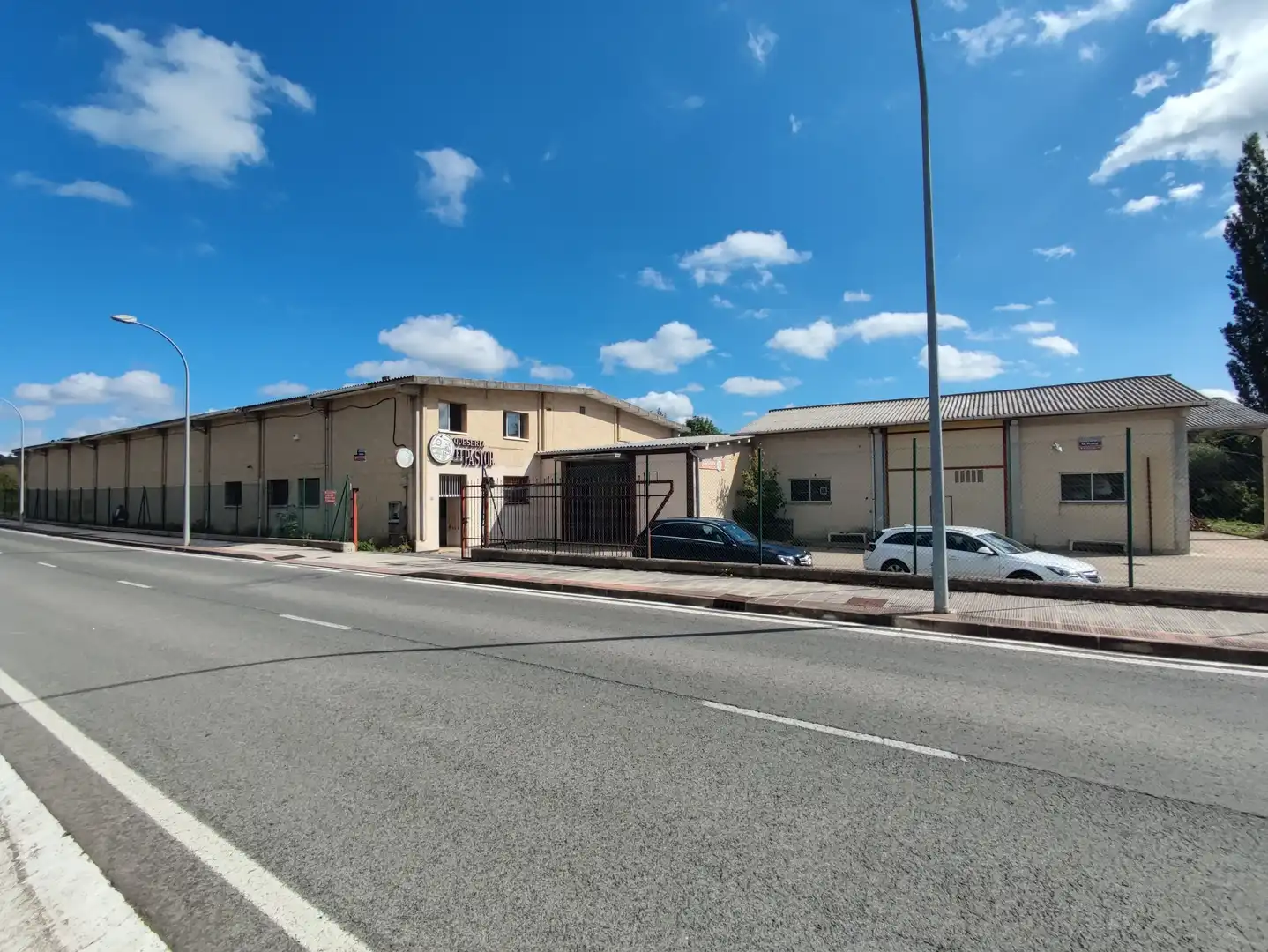 Vista exterior de Nave industrial en venta en Urkabustaiz