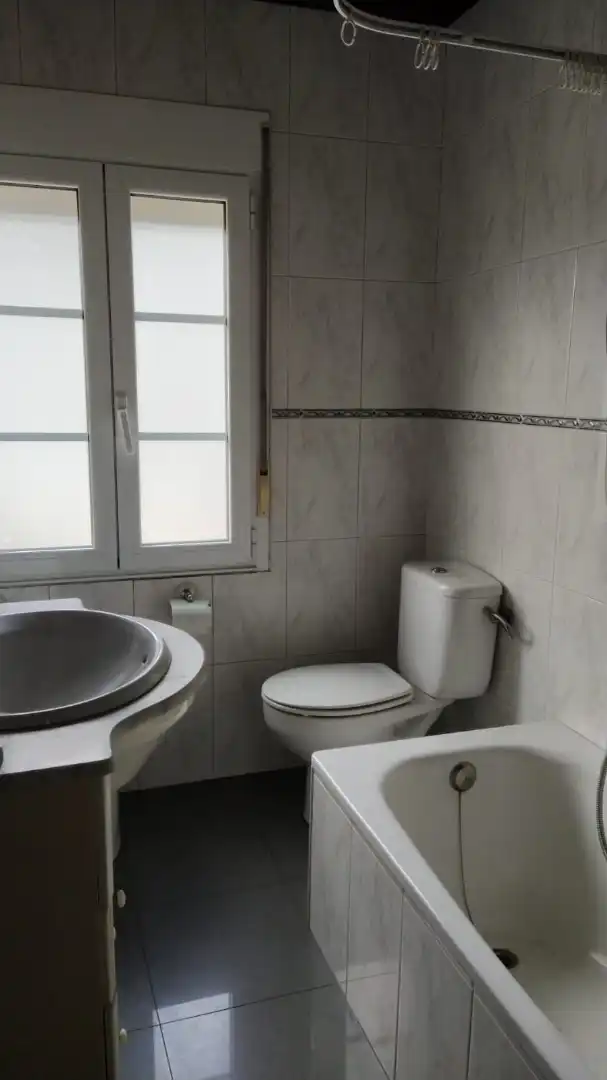 Bany de Casa o xalet en venda en Cariño amb Jardí privat, Parquet i Terrassa