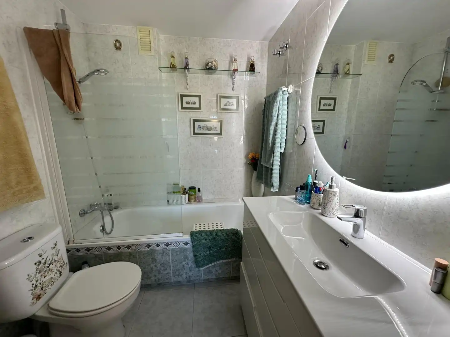 Bathroom of Flat for sale in Marbella  with Air Conditioner, Furnished and Balcony