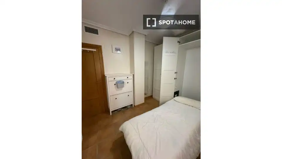 Dormitori de Pis per a compartir en Murcia amb Aire condicionat, Calefacció i Moblat
