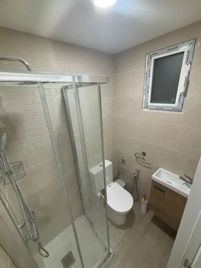 Bathroom of Flat for rent in Vigo   with Private garden, Parquet flooring and Storage room