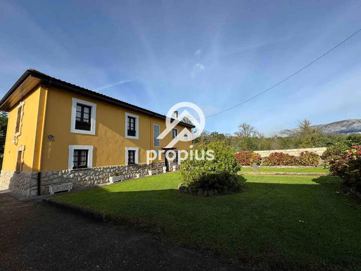 Vista exterior de Casa o chalet en venta en Parres con Calefacción, Jardín privado y Parquet
