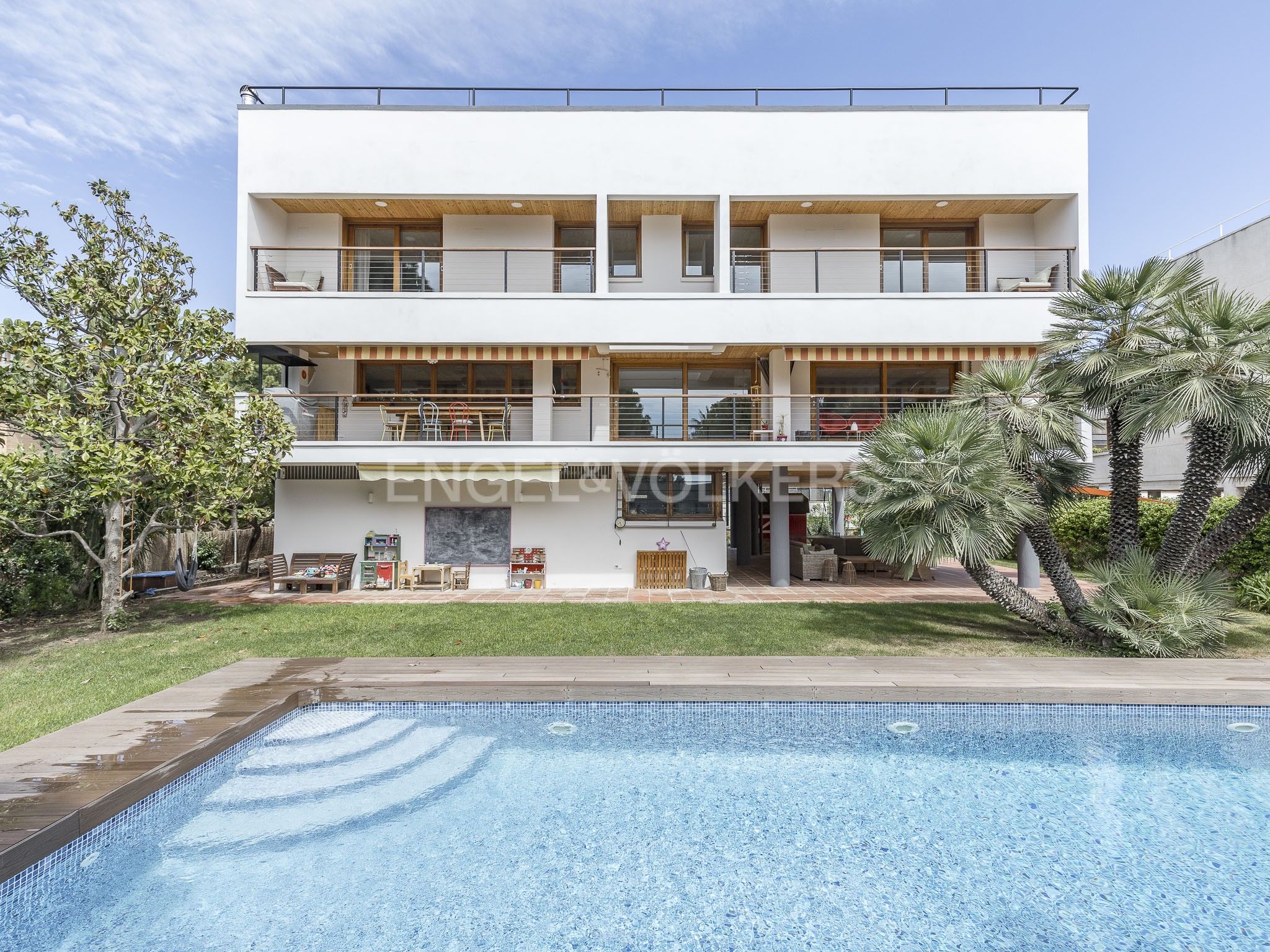 Vista exterior de Casa o chalet en venta en Esplugues de Llobregat con Aire acondicionado, Calefacción y Jardín privado