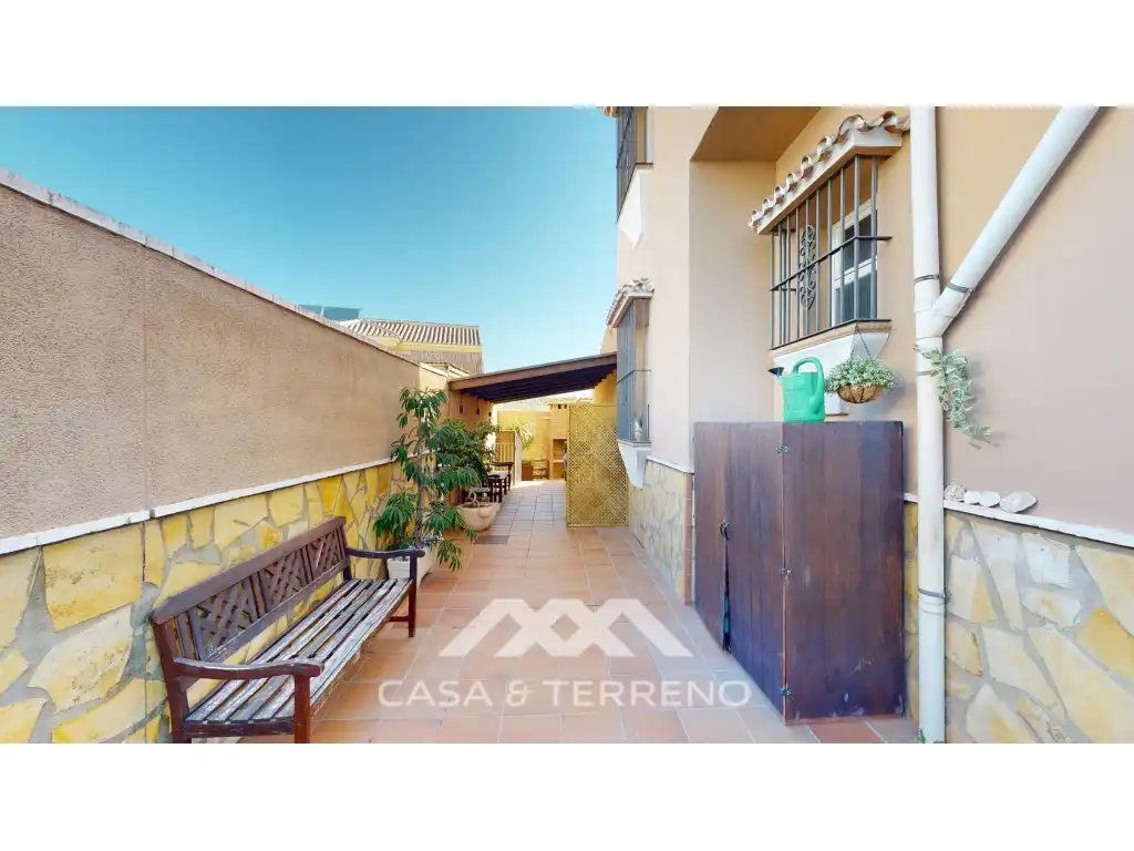 Vista exterior de Casa o xalet en venda en Vélez-Málaga amb Aire condicionat, Jardí privat i Terrassa
