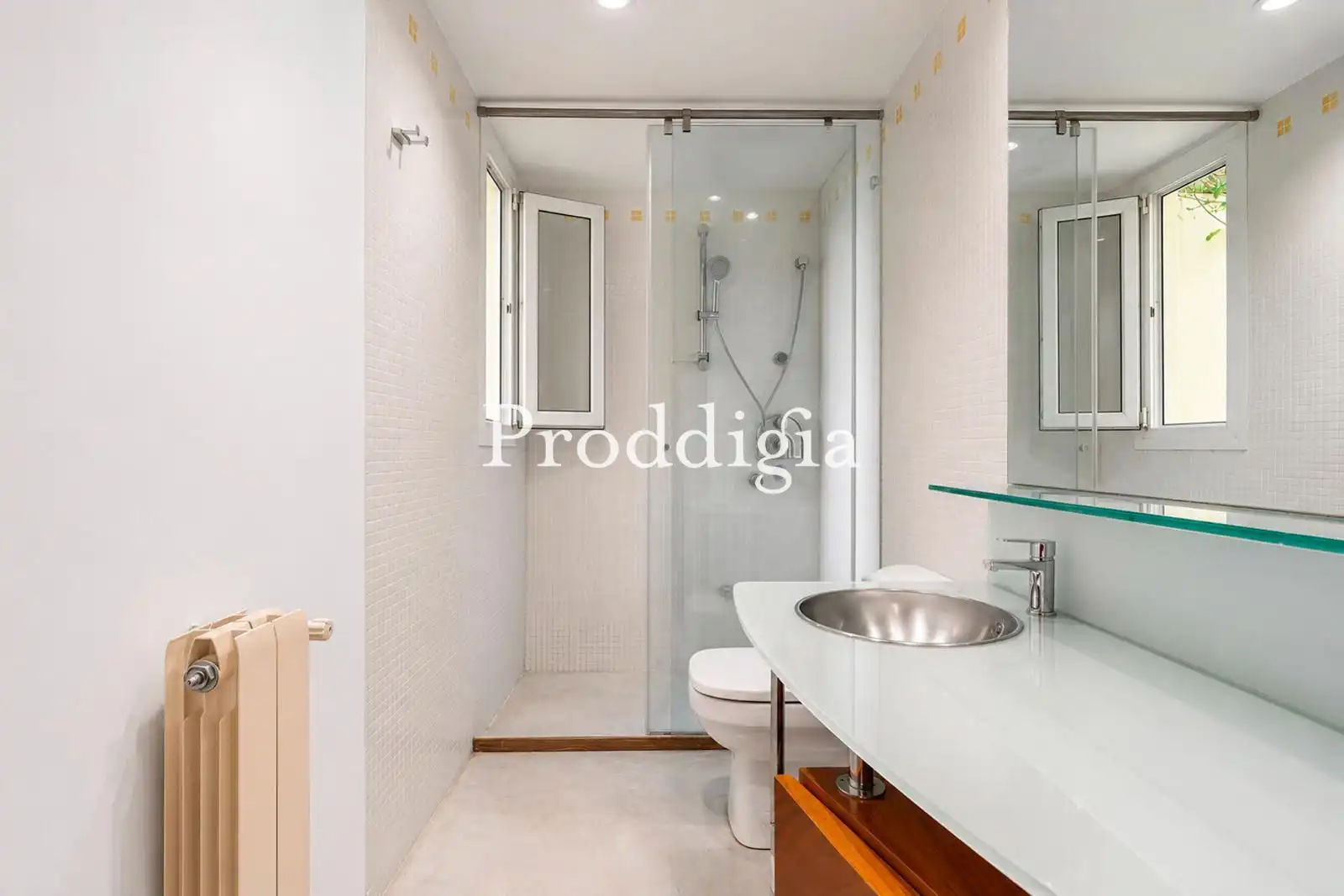 Badezimmer von Wohnung zum Verkauf in Barcelona mit Klimaanlage, Heizung und Privatgarten