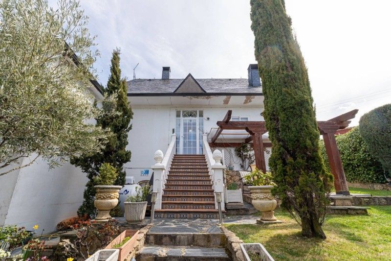 Vista exterior de Casa o xalet en venda en El Espinar amb Calefacció, Jardí privat i Terrassa