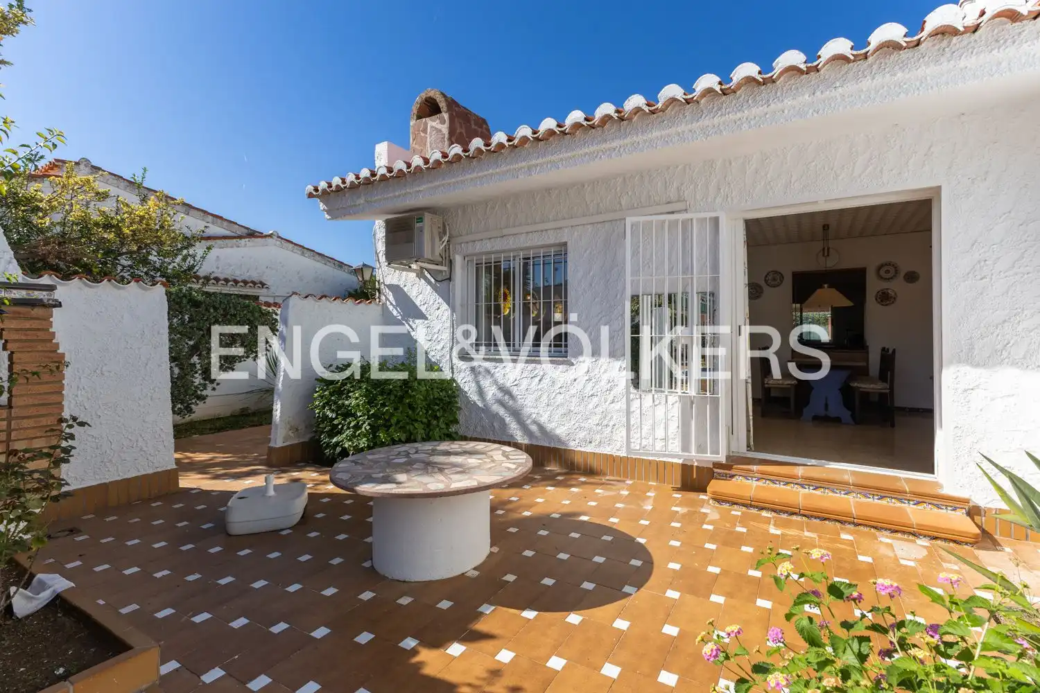 Vista exterior de Casa o xalet en venda en Sagunto / Sagunt amb Aire condicionat, Calefacció i Jardí privat