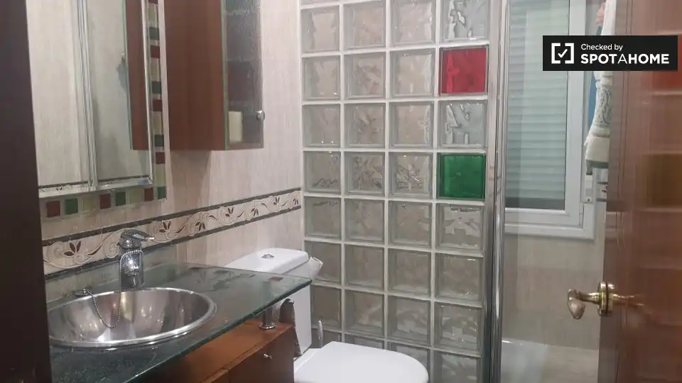 Baño de Apartamento para compartir en Bilbao  con Aire acondicionado, Calefacción y Terraza