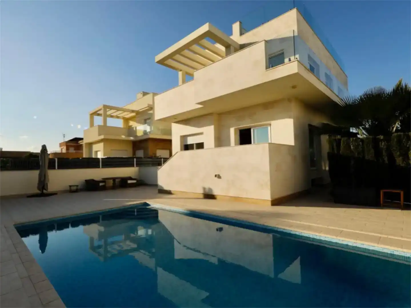 Piscina de Casa adosada en venda en Orihuela amb Aire condicionat, Piscina i Balcó