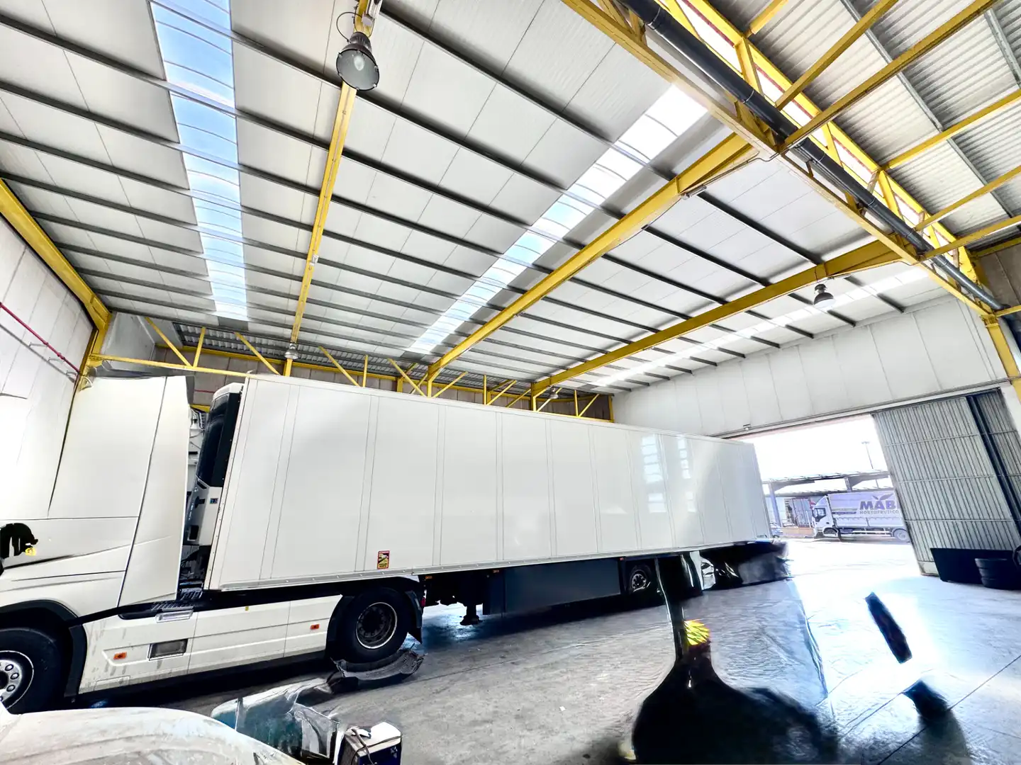 Parkplatz von Fabrikhallen zum Verkauf in El Ejido mit Alarm