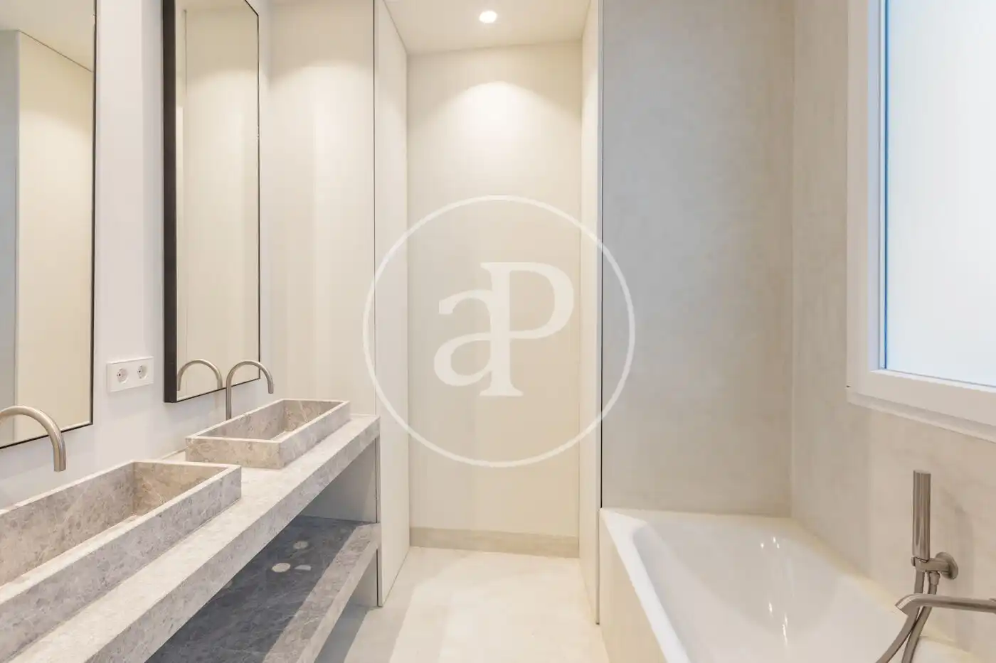 Badezimmer von Wohnung zur Miete in Madrid mit Klimaanlage, Heizung und Möbliert