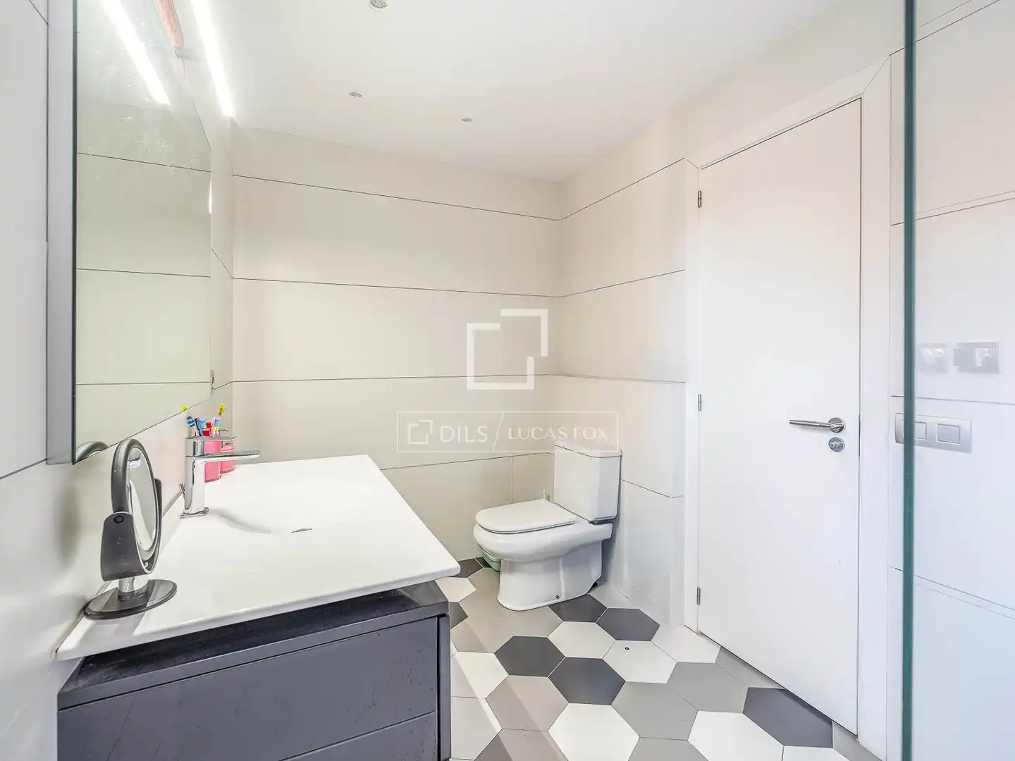 Badezimmer von Wohnung zum Verkauf in Barcelona mit Klimaanlage, Heizung und Terrasse