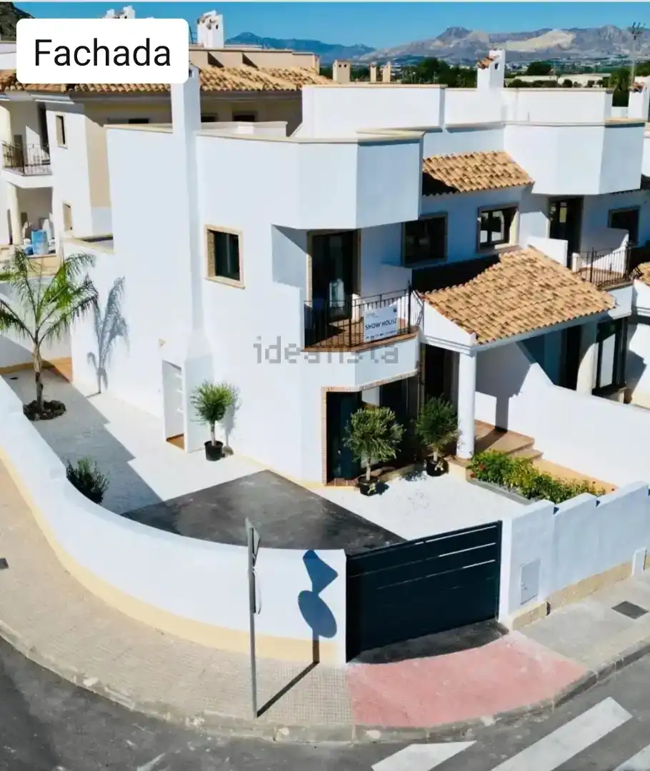 Vista exterior de Casa adosada en venda en Cox amb Balcó