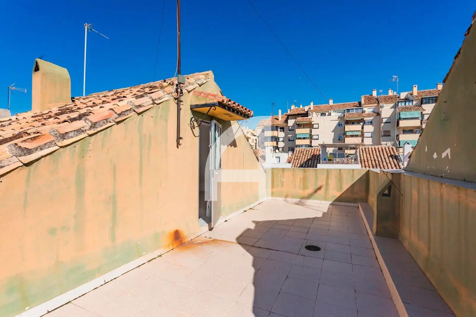 Terrasse von Einfamilien-Reihenhaus zum Verkauf in Fuengirola mit Terrasse, Abstellraum und Schwimmbad