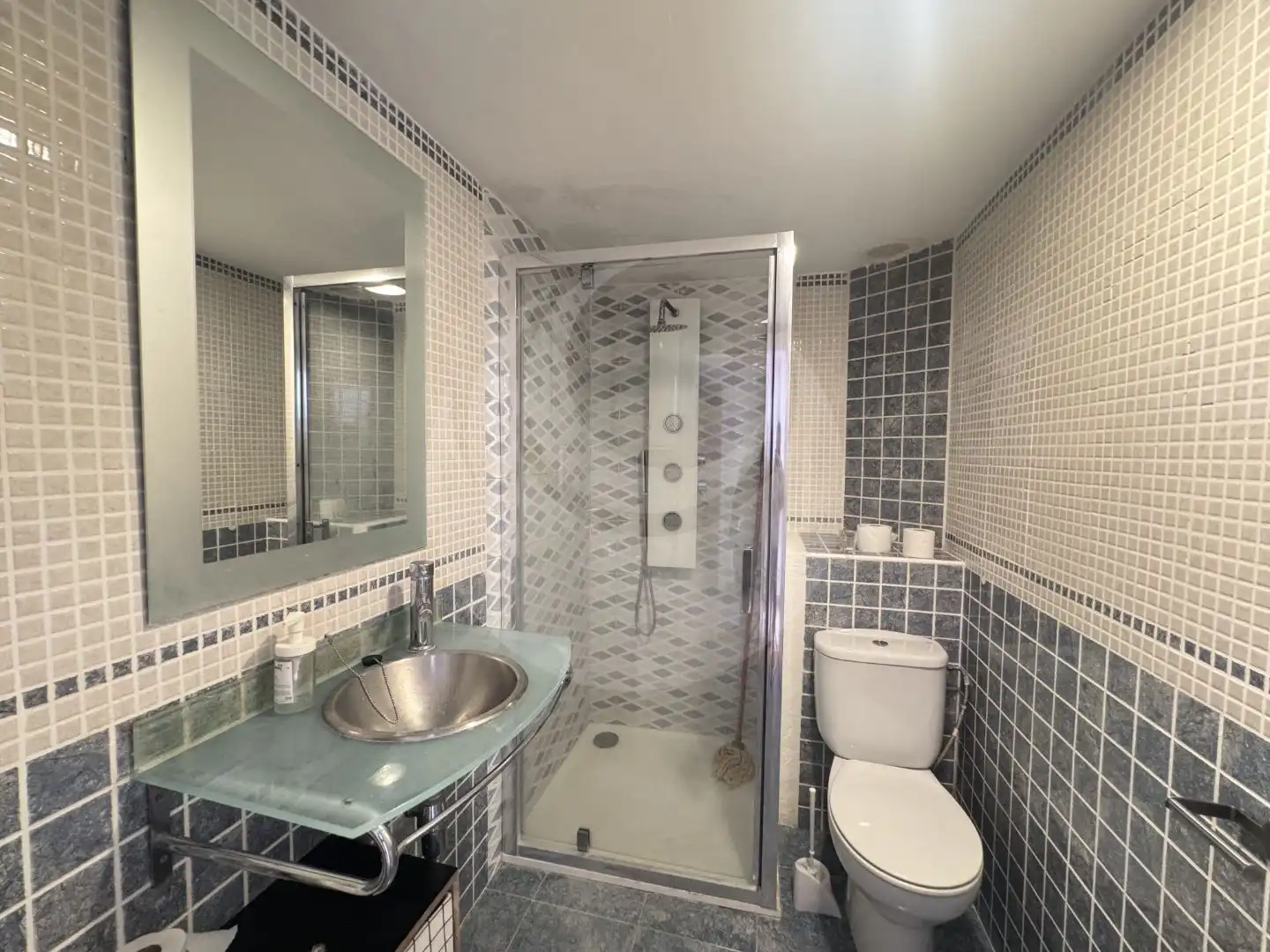 Baño de Piso en venta en Chiva con Balcón