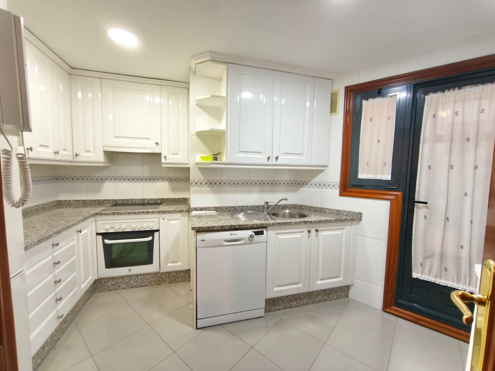 Cuina de Pis de lloguer en Vigo  amb Parquet