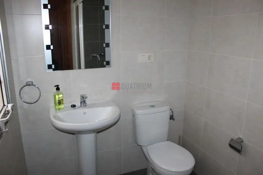 Bathroom of Flat for rent in Santiago de Compostela   with Heating, Parquet flooring and Furnished
