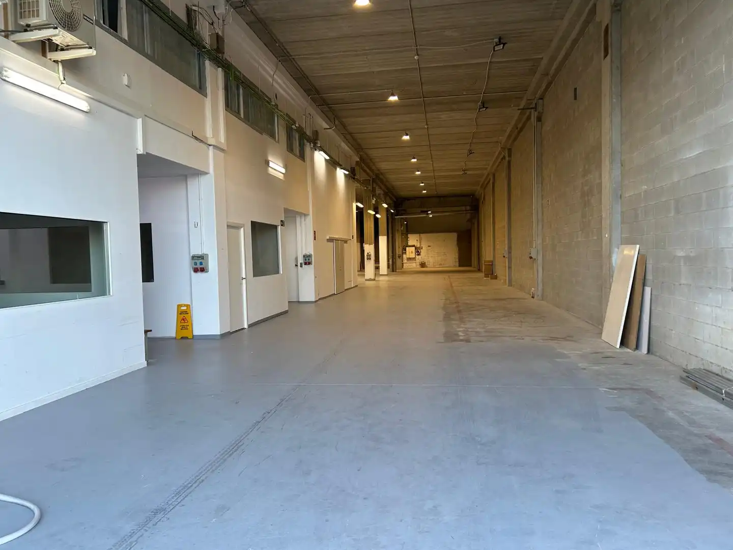 Industrial buildings for rent in Finestrelles