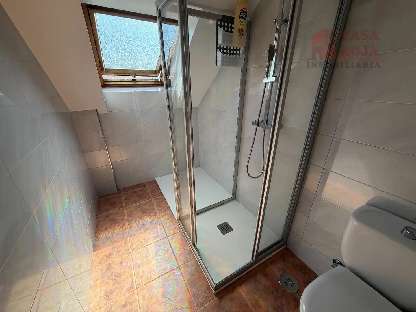Badezimmer von Dachboden zum Verkauf in Cangas  mit Heizung, Parkett und Abstellraum