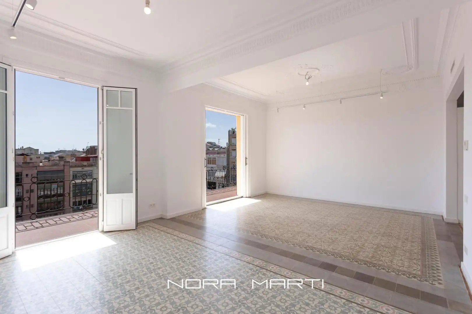 Piso con terraza en alquiler en Eixample