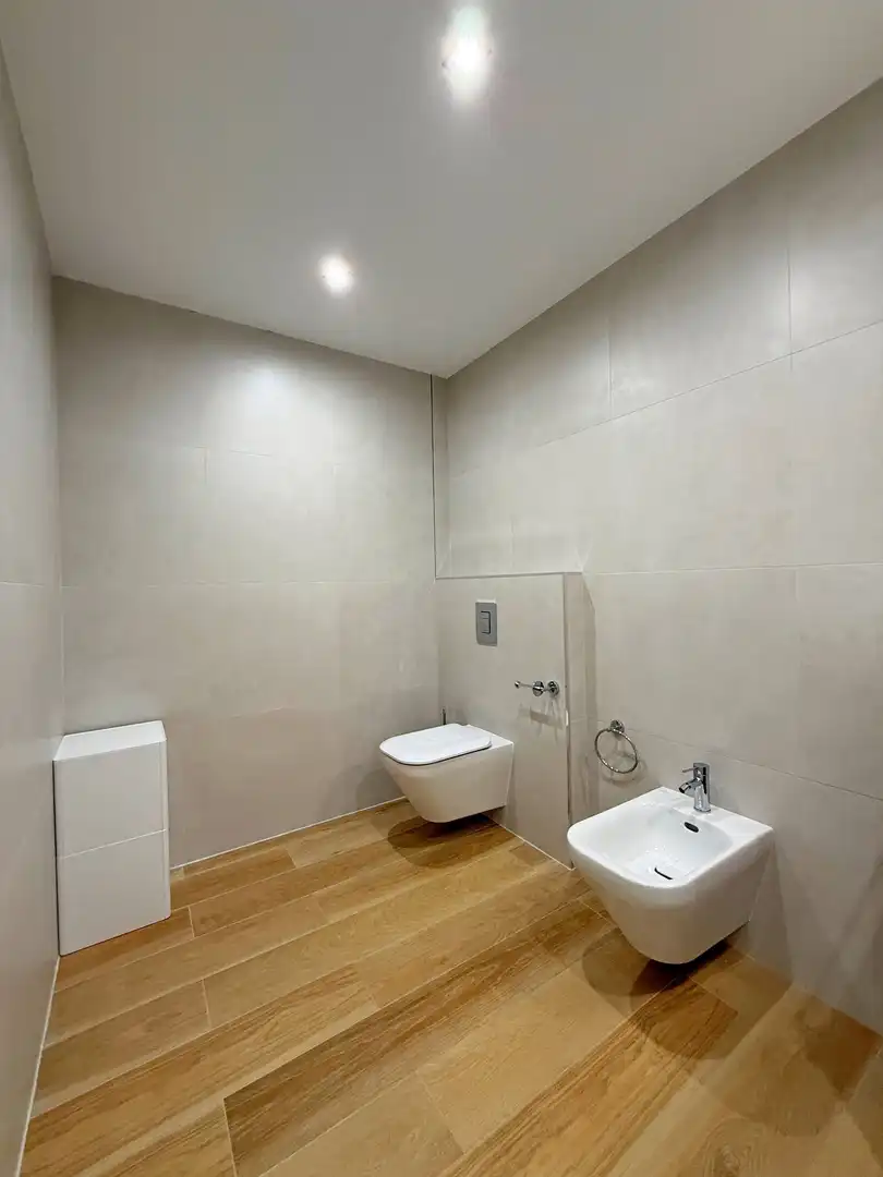Baño de Piso de alquiler en A Coruña Capital  con Calefacción y Trastero