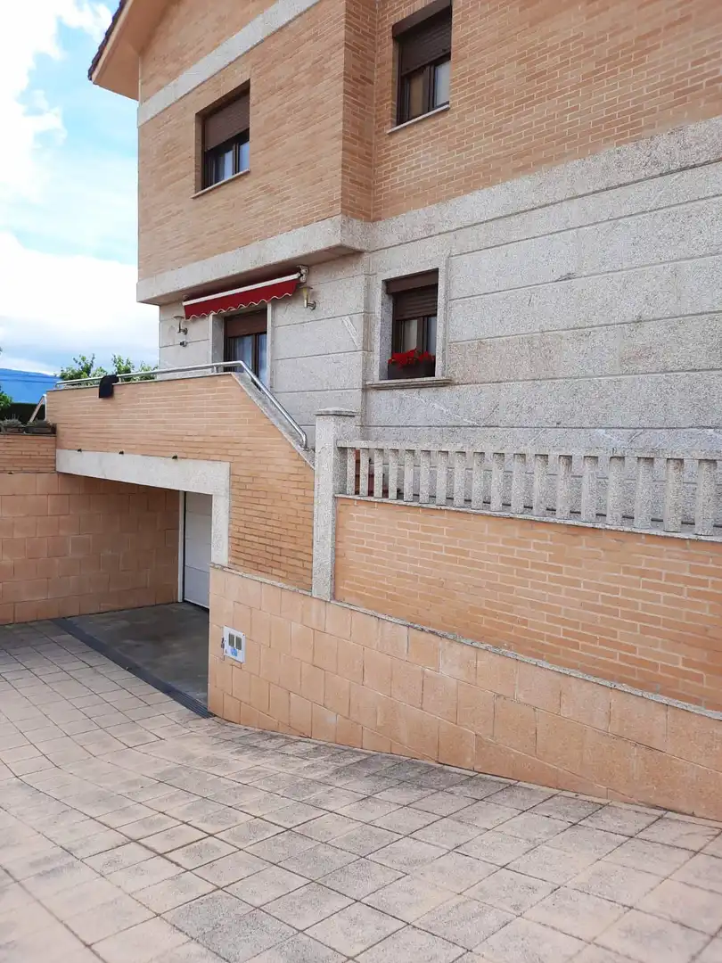 Vista exterior de Casa adosada en venda en Medina de Pomar amb Calefacció, Jardí privat i Parquet