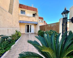 Außenansicht von Einfamilien-Reihenhaus miete in Torrevieja mit Klimaanlage, Terrasse und Möbliert